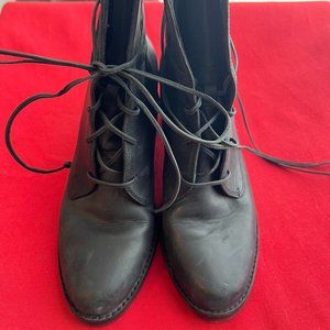 Women's Lace Up Leather Ankle Boots - UGG.  Size 7.5